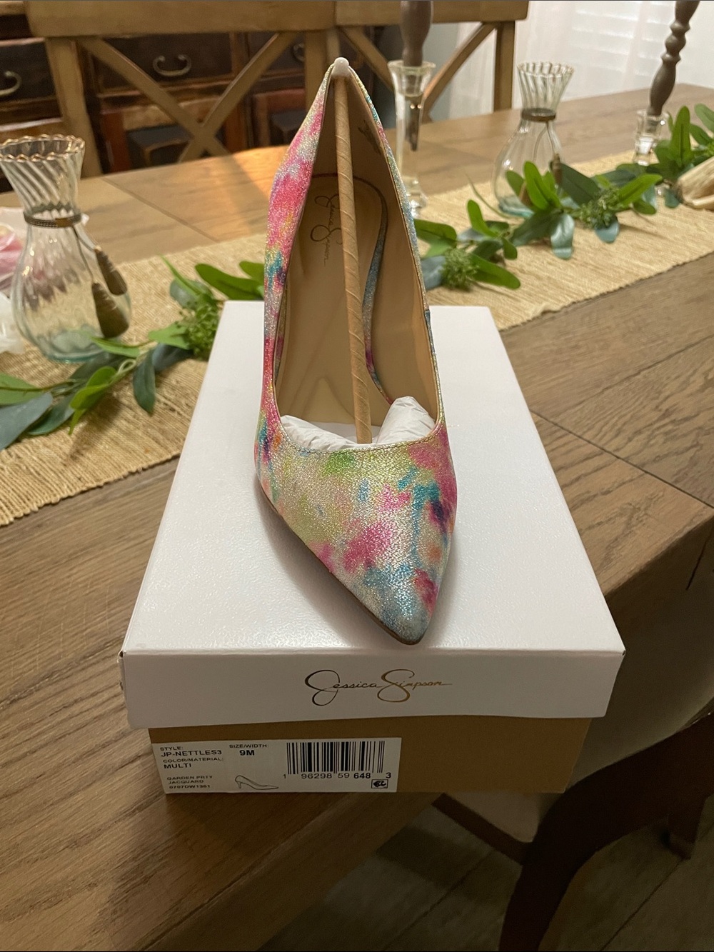 Jessica Simpson White Box with Mauve Feather and Gold Logo - Picture 2 of 3